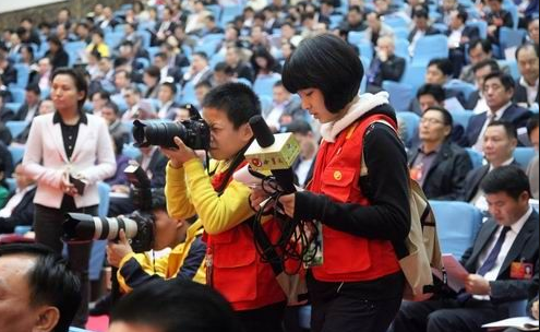 “Miss韩懿莹气质亮相海大分享会 Miss中国心手势凝聚青春力量”