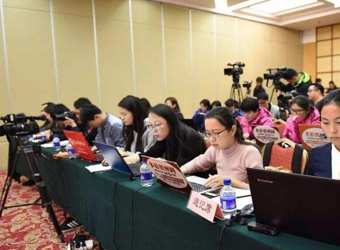 “李沁生日写真曝光 露背诗画诠释东方韵味”