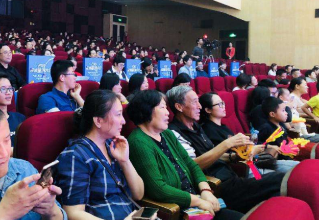 “于小彤《长相守》一人饰两角，造型大胆突破引起讨论”