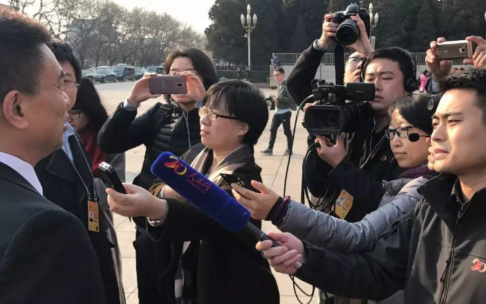 “线上明星大咖直播带货 线下美食市集火热开启”
