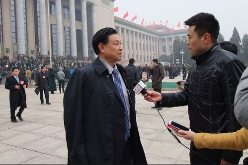 “潘玮柏跨年演唱会霸气镇场 重现经典掀起狂欢 网友：爷青回！”