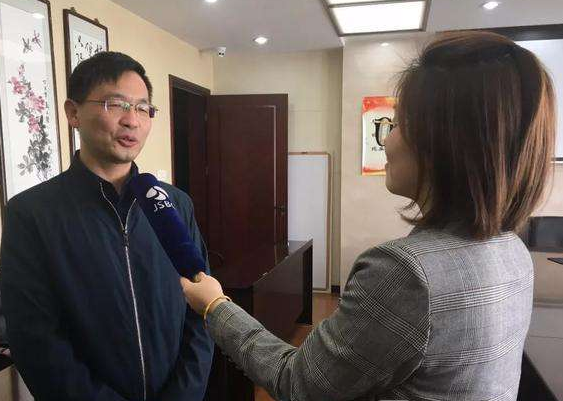 “田海蓉红遍搜狐时尚盛典 为“乘风破浪的姐姐”颁奖”