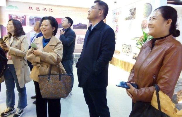 “线上明星大咖直播带货 线下美食市集火热开启”