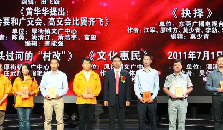 “《三十而已》精彩不断，顾佳“事业心”尽显、漫妮晓芹情路遇“岔口””